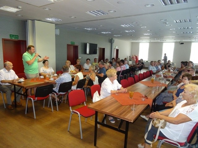 W Urzędzie Gminy w Morawicy goście obejrzeli prezentację dotyczącą gminy. Z mikrofonem burmistrz Gogolina Joachim Wojtala, obok wójt Marian Buras.