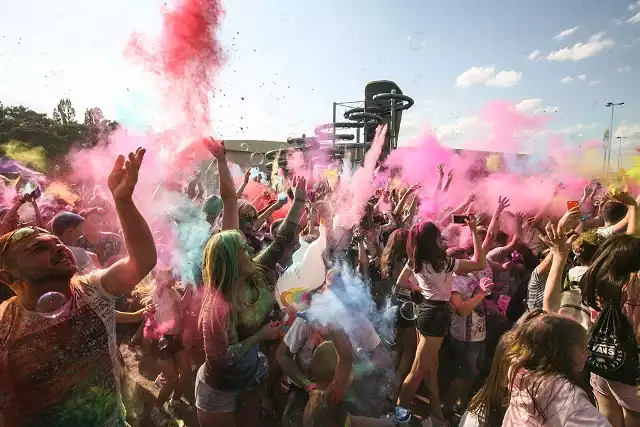 Kolor Fest odwiedził Zieloną Górę! W sobotę, 22 czerwca na parkingu CRS przy ul. Sulechowskiej 41 odbyła się niepowtarzalna impreza. Masa ludzi, która przybyła w te miejsce przeżyła niesamowite chwile obrzucając się kolorowymi proszkami holi. Temu wszystkiemu towarzyszyła muzyka najlepszych DJ'ów. Wyznając zasadę, że im więcej ludzi, tym lepszy klimat, przy Sulechowskiej sporo się działo. Mamy zdjęcia! Zobaczcie masę pozytywnej energii!Zobacz również. Skąd pomysł na festiwale kolorów?