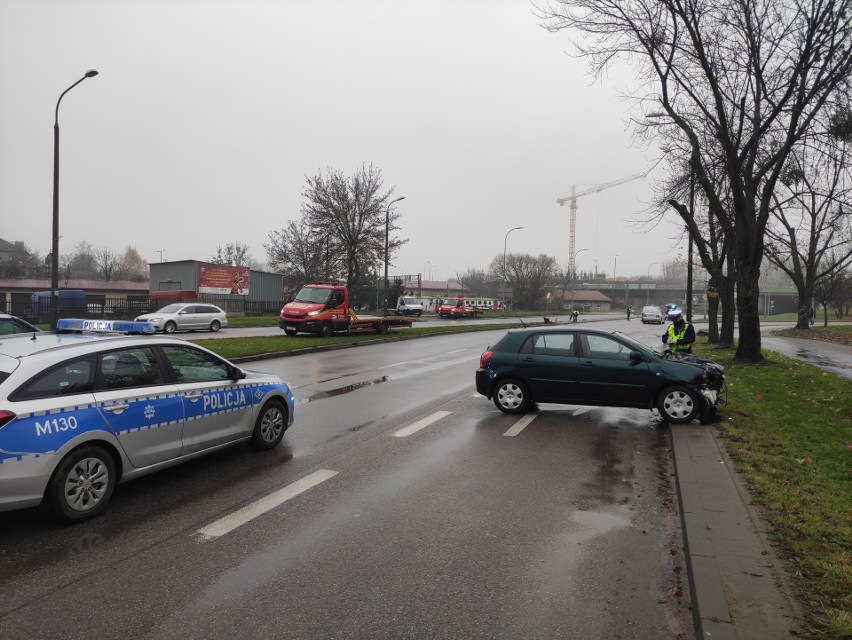 Białystok. Wypadek na ul. Bohaterów Monte Cassino. Toyota zderzyła się z radiowozem policyjnym. Ranni policjant i strażnik miejski [ZDJĘCIA]