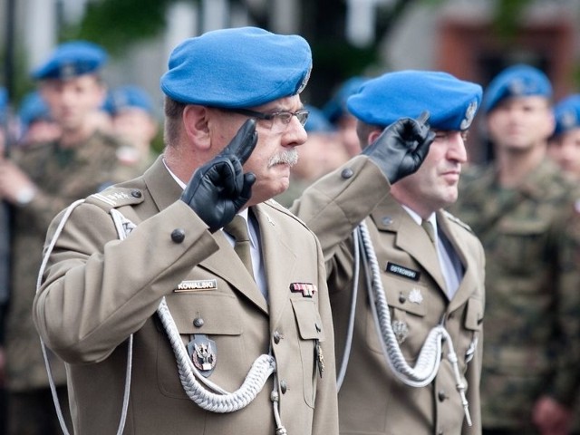 Żołnierze 7. BOW w Słupsku pożegnali dowódcę niebieskich beretów, płk. dypl. Sławomira Kowalskiego (na zdjęciu z lewej).
