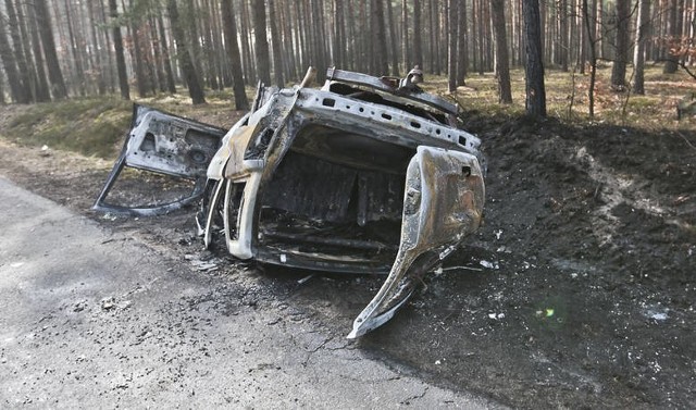 Z płonącego auta cudem wyszli proboszcz i ksiądz. Obaj trafili do szpitala. Proboszcz z okolicznej parafii razem z księdzem jechali drogą w Kotowicach. Nagle prosto na nich wyjechało rozpędzone audi. Młody kierowca zaczął wyprzedzać samochody nie upewniając się, że ma miejsce na drodze. Audi uderzyło w jeepa, który wypadł z drogi. Jeep dachował na poboczu i stanął w płomieniach. Audi zderzyło się jeszcze z fordem galaxy. Na szczęście w płonącym samochodzie otworzyły się drzwi. Z auta uciekł proboszcz i jadący z nim ksiądz. Samochód spłonął doszczętnie. Na miejsce przyjechała policja, straż pożarna i karetki pogotowia ratunkowego. Ksiądz i proboszcz zostali przewiezieni do szpitala w Zielonej Górze.