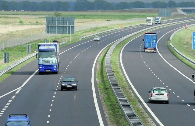 Województwo śląskie się rozwija. Powstają nowe, bardziej bezpieczne, bezkolizyjne drogi. Nie oznacza to jednak, że nie pozostało już w tym temacie nic do zrobienia. Przeciwnie. Na dokończenie lub rozpoczęcie ważnych dla województwa śląskiego dróg wciąż czekamy.  To trasy, które mają albo usprawnić ruch w aglomeracji, albo też połączyć ją z innymi regionami. Na niektóre drogi, obwodnice kierowcy czekają od ponad dwudziestu lat. Zapraszamy do lektury i obejrzenia zdjęć najważniejszych inwestycji drogowych województwa śląskiego na kolejnych slajdach.