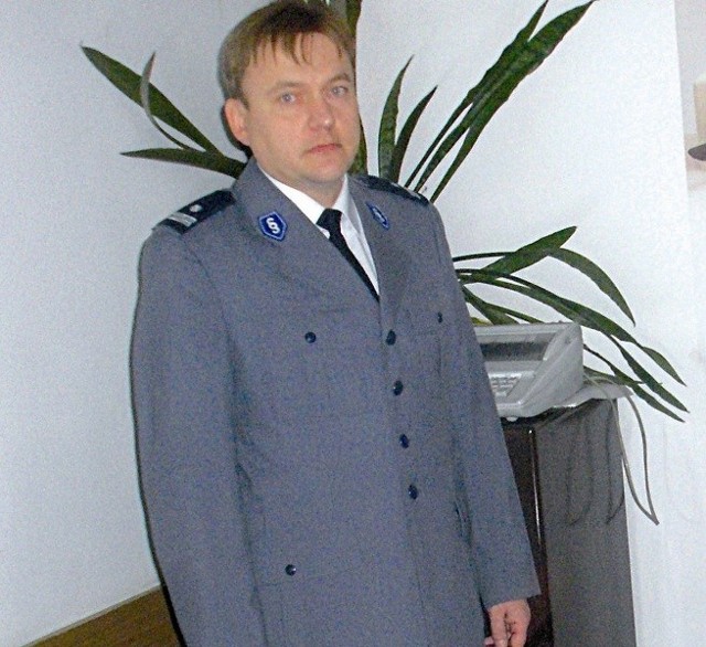 Panuje tu ciasnota. W jednym małym pokoiku musi się pomieścić kilku policjantów - pokazuje Jarosław Grycuk, komendant policji.