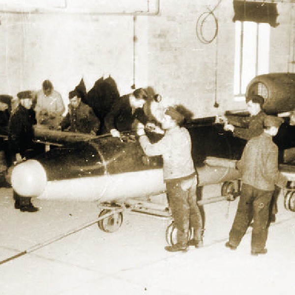 Montaż latających bomb V-1 w bydgoskiej Luftmunie.