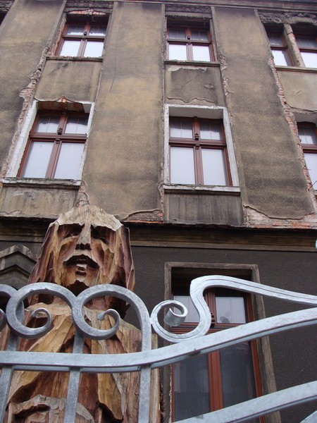 Zaniedbany dom przy ul. Paderewskiego 14 pochodzi z przełomu XIX i XX w.