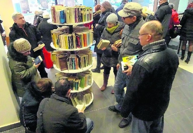 Oblężenie książek na kiermaszu w bibliotece dobrze świadczy o umiłowaniu czytania papierowych wydawnictw.