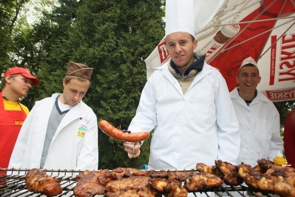 Za grillem pełnym pyszności z WiRu stanęli ubrani w profesjonalne kucharskie stroje piłkarze Korony Kielce - Sander Puri, Aleksandar Vuković i Jakub Bąk.