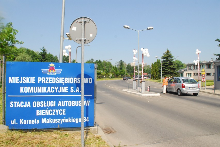 Kraków. Niepokojąca sytuacja w MPK. Kierowcy autobusów odchodzą z pracy, pasażerowie cierpią, a radni interweniują