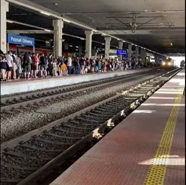 Do Internetu trafiło nagranie, na którym widać, jak tłum ludzi, czekających na peronie, zaczyna klaskać i wiwatować na widok nadjeżdżającego pociągu.