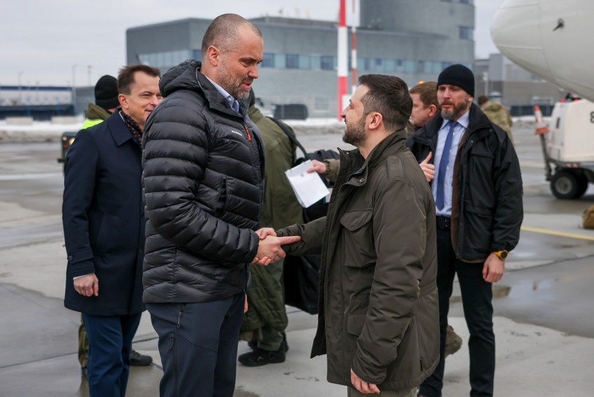 Prezydenci Polski i Ukrainy rozmawiali na lotnisku w Jasionce [ZDJĘCIA]