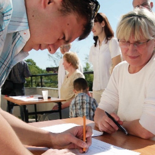 Zbieranie podpisów przed kościołem.