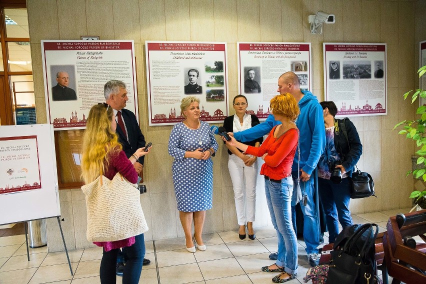 Wystawę na dworcu kolejowym podziwiają nie tylko pielgrzymi....