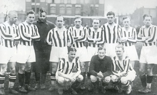 MECZ 100.:  Czarni Lwów – Cracovia 0:3, 24.04.1932. Na zdjęciu mistrzowska drużyna z 1932 r.