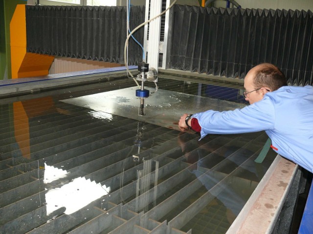 W Inkubatorze są tak nowoczesne urządzenia jak to na zdjęciu, gdzie do cięcia blach używany jest strumień wody.