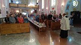 Wiele osób na święceniu pokarmów w kościele pod wezwaniem Przemienienia Pańskiego w Kazanowie