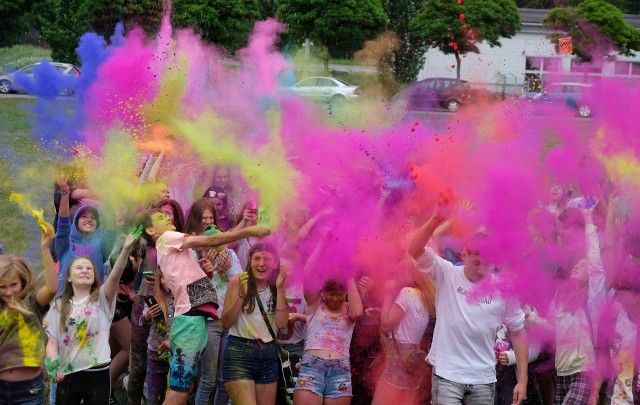 Kolor fest w Przemyślu, to nic innego jak impreza z kolorowymi proszkami Holi w roli głównej. Wydarzenie przy dolnej stacji wyciągu narciarskiego zgromadziło sporo nastolatków.