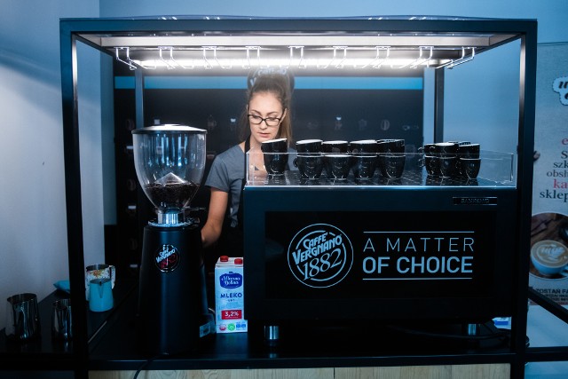 W czwartek odbywają się poznańskie eliminacje konkursu "Caffe Vergnano Best Barista 2019". Kto bierze w nich udział? Jak wyglądają? Zobacz, co muszą zrobić uczestnicy, by zostać najlepszym baristą w Polsce.Przejdź do kolejnego zdjęcia --->