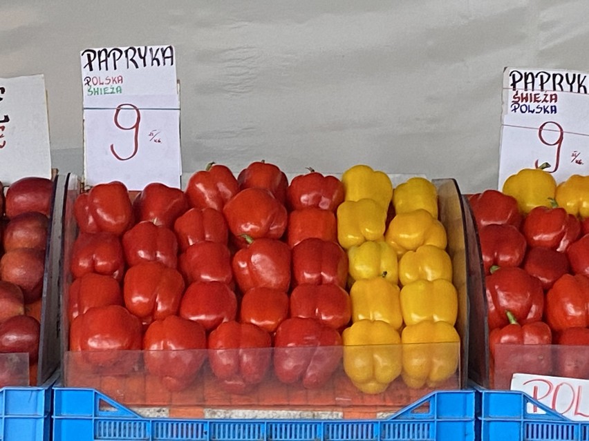 Ceny owoców i warzyw na bazarach w Kielcach w piątek 17 listopada. Po ile były jabłka, pomidory, winogrona i inne? Sprawdź