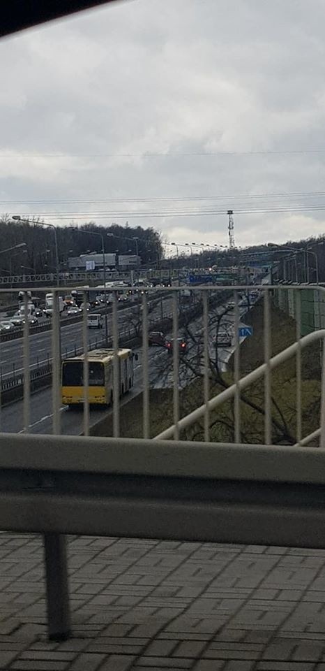 Autostrada A4 jest częściowo zablokowana po wypadku w...