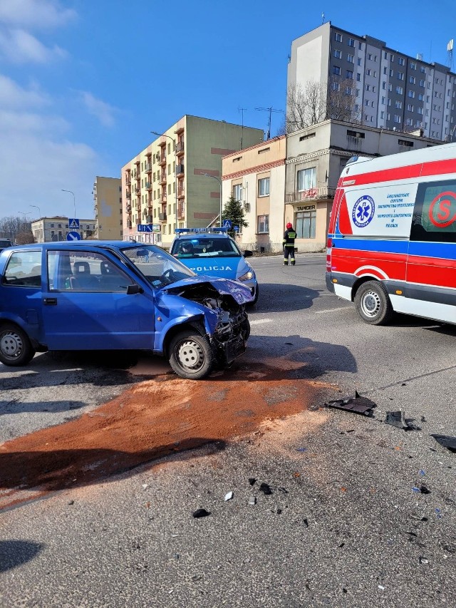 Na skrzyżowaniu skarżyskich ulic Tysiąclecia i Piłsudskiego w piątek przed południem doszło do wypadku.