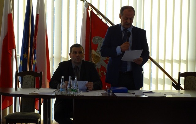 Paweł Sobieszek, Przewodniczący Rady Miejskiej zapoznał radnych z treścią dwóch listów dotyczących obrony szkoły w Sydole.