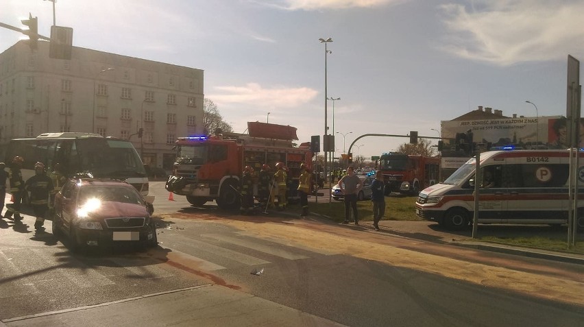 Wypadek w Białymstoku. Gigantyczne korki w centrum. Autobus zderzył się ze skodą (zdjęcia)