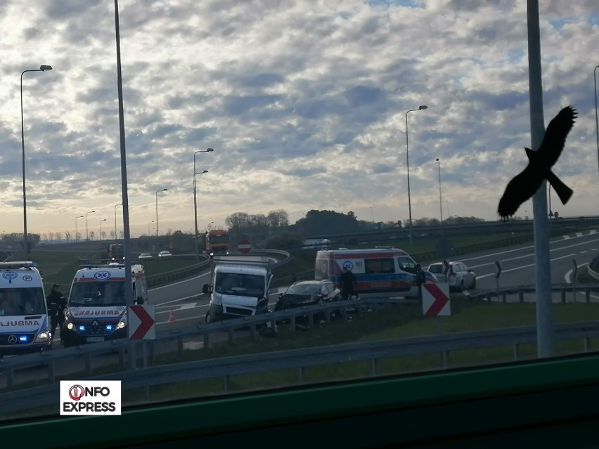 Wypadek samochodu dostawczego i osobowego na DK11 w Lubecku....