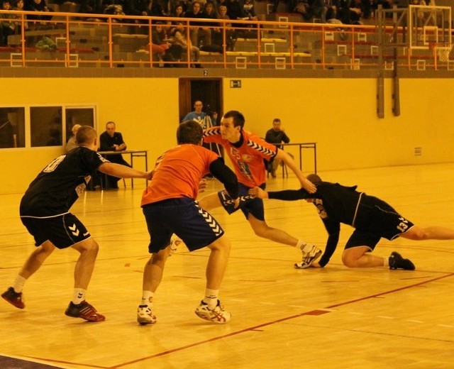 Piłkarze próbowali zatrzymać rywali wszelkimi sposobami, jak w tej akcji, gdy Łukasz Ogorzelec (drugi z prawej) mijał Jarosława Kołodziejczyka.