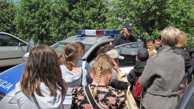 Policjanci opowiadali dzieciom o swojej pracy. 