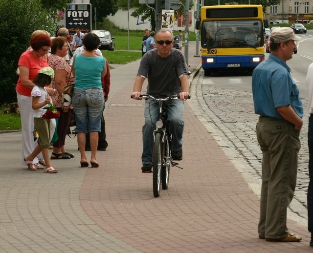 Po dawnej ścieżce rowerowej pozostał tylko czerwony polbruk. Tędy jednak jeździć nie wolno.