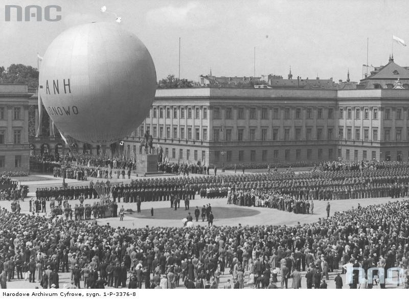 Start balonu z placu Marszałka Józefa Piłsudskiego. W głębi...