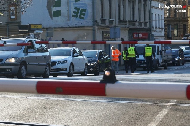 Bezpieczny przejazd - akcja edukacyjna policji i SOK w Cieszynie. Zobacz kolejne zdjęcia. Przesuwaj zdjęcia w prawo - naciśnij strzałkę lub przycisk NASTĘPNE