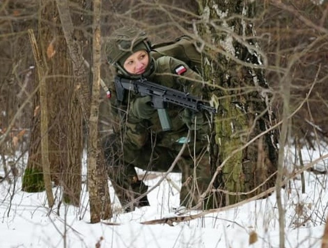 W intensywnych szkoleniach rekrutów w 6 Mazowieckiej Brygadzie Obrony Terytorialnej jest bardzo dużo kobiet.