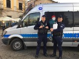 Kraków. Czterolatek zwiedzał Rynek z babcią. Zgubił się w tłumie, odnaleźli go policjanci