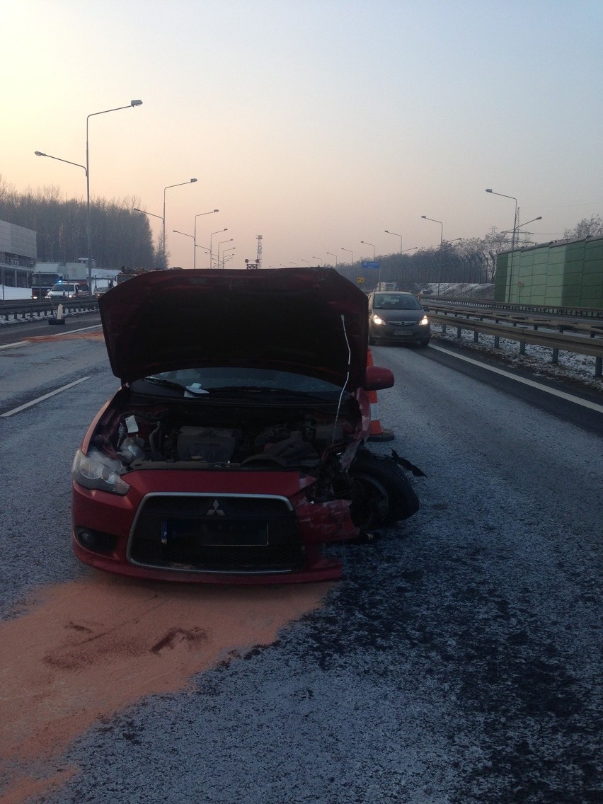 Wypadek na A4 w Katowicach. Jedna osoba ranna [ZDJĘCIA]