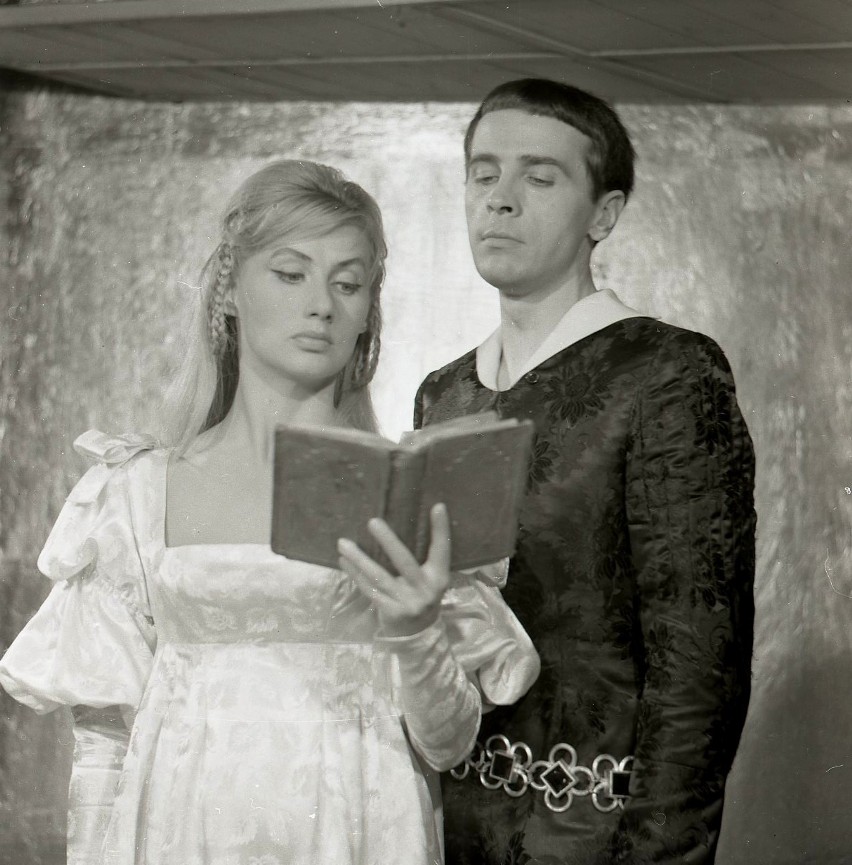 Krystyna Łubieńska jako Ofelia i Edmund Fetting jako Hamlet....