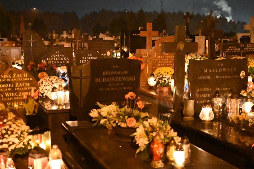 Ostrołęcki cmentarz parafialny nocą. Zobaczcie zdjęcia