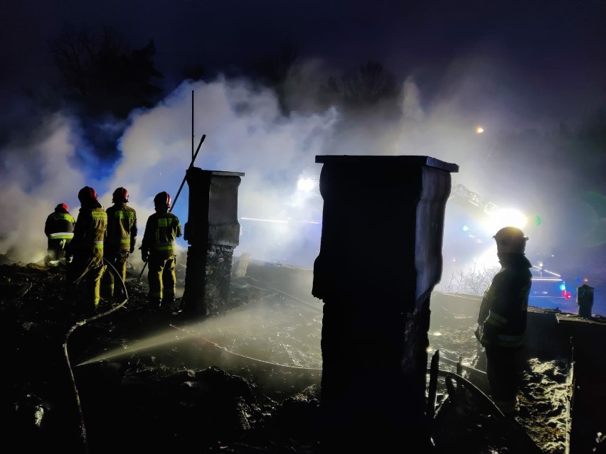 Nocny pożar budynku socjalnego w Skarżysku. Z ogniem walczyło 12 zastępów straży