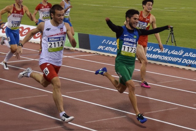 Michał Derus (z lewej) finiszuje w biegu na 200 metrów
