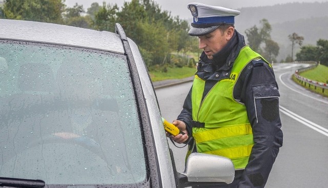 Policjanci bardzo często sprawdzają trzeźwość kierowców w czasie wyrywkowych kontroli na drogach. Pijani nie mają z nimi żadnych szans. Tracą uprawnienie do jazdy samochodem.