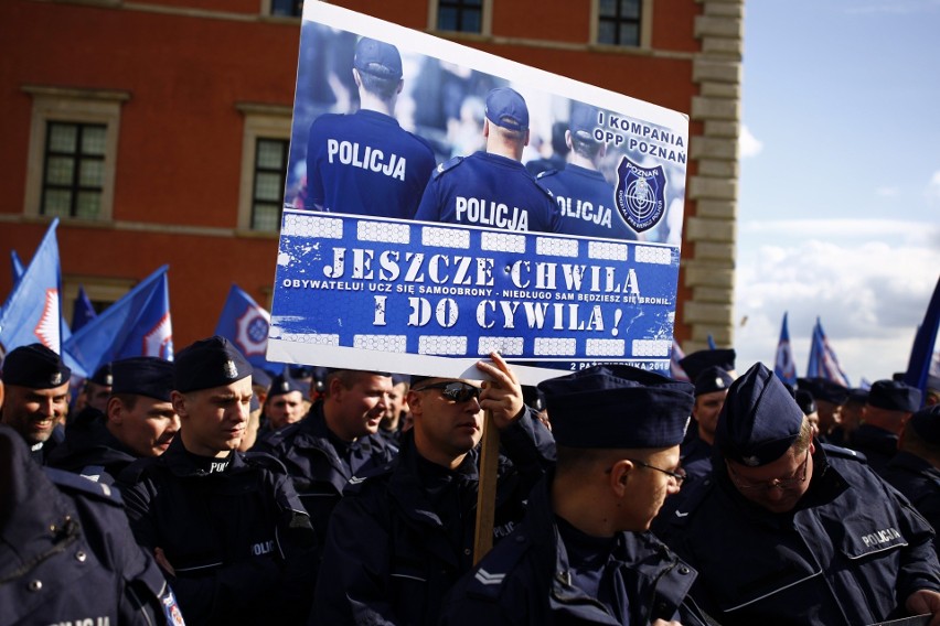 Protest policjantów w Warszawie. Mundurowi domagają się...