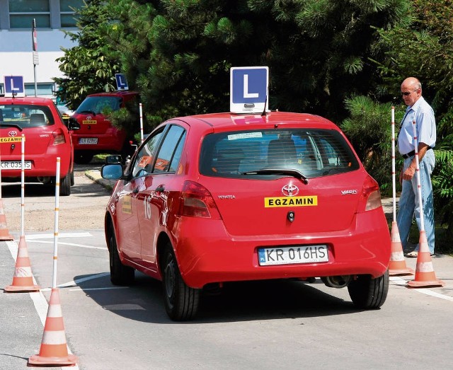 Kandydaci na kierowców zaciskają zęby i płacą