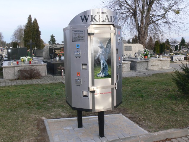 Przy głównym wejściu na cmentarz komunalny przy ulicy Lubelskiej w Sandomierzu stanął zniczomat.