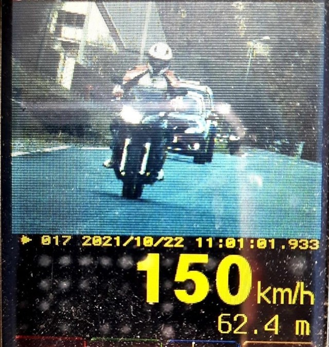 W Kątach (gm. Iwkowa) w terenie zabudowanym motocyklista jechał za szybko o 100 kilometrów na godzinę, 22.10.2021