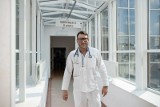 Dr n. med. Paweł Rajewski: - Teraz rzadziej przebieg zakażenia jest ciężki, ale koronawirus wciąż jest niebezpieczny
