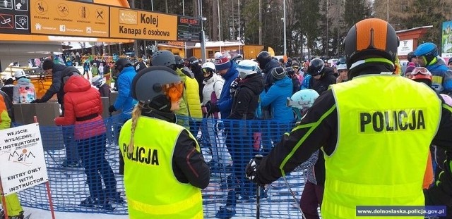Policjanci na nartach czuwają nad bezpieczeństwem ludzi na stokach