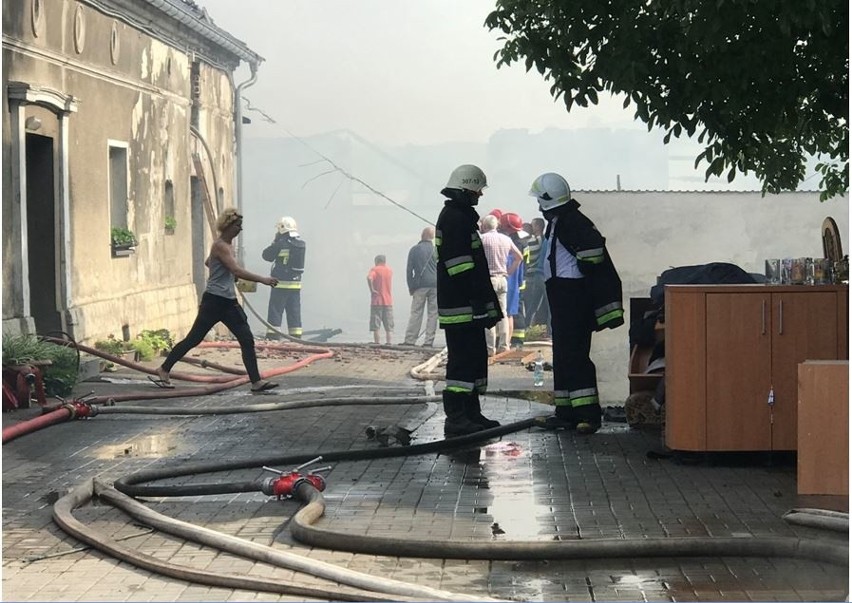 Pożar w Chróścinie Opolskiej. Pali się stodoła, zabudowania gospodarcze oraz dom. W ogniu zginęły krowy