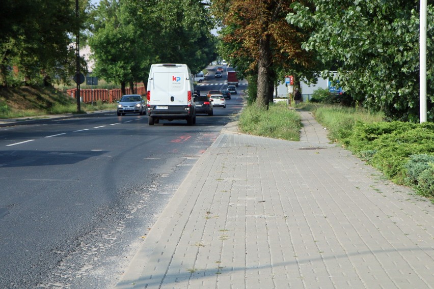 Pas ruchu dla rowerów widmo i chodnik szeroki na półtorej płytki. Ulica (niezbyt) Turystyczna