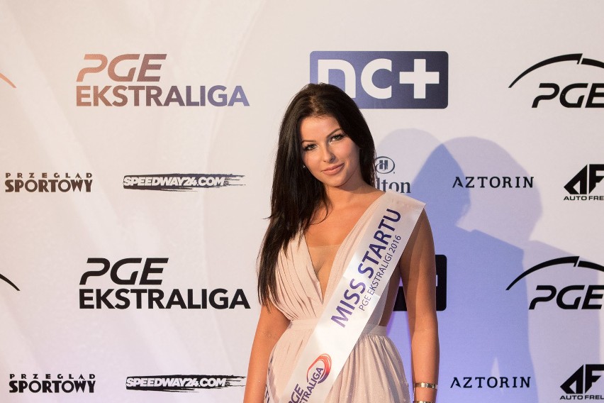 Jagoda Gaca (sukienka biała), Paulina Pospieszna (czerwona),...