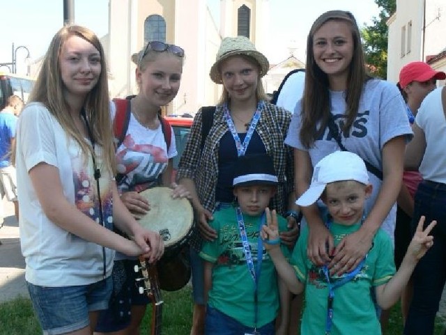 Grupa muzyczna franciszkańskiej parafii w Skarżysku z wokalistką Ewą Kotowską i małymi pielgrzymami.